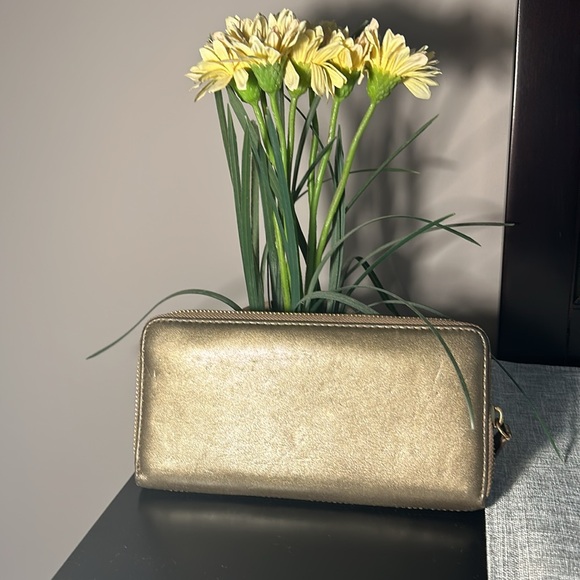 Gorgeous leather bronze/gold Coach wallet. - Picture 3 of 6